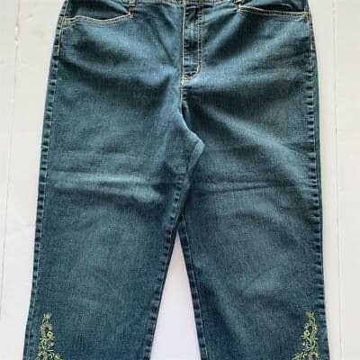 Gloria Vanderbilt Women's Capri Jeans Size 12 Blue Embroidered Cuffs - Image 1