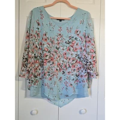 Sara Michelle Mint Green Floral Bell Sleeve Sharkbite Hem Blouse Large - Image 1