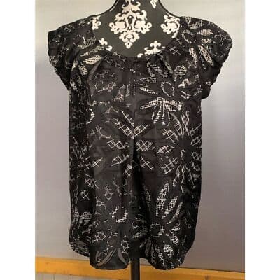 Chaus Women's Petite Floral Blouse Black Short Sleeve Size 8 Lightweight - Image 1