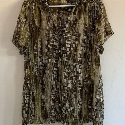Avenue Women's Abstract Print V-Neck Blouse Size 18/20 Short Sleeve - Image 1