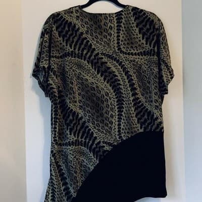 100% Feminin Paris Animal Print Asymmetrical V-Neck Tunic Top Black Tan - Thumbnail 2