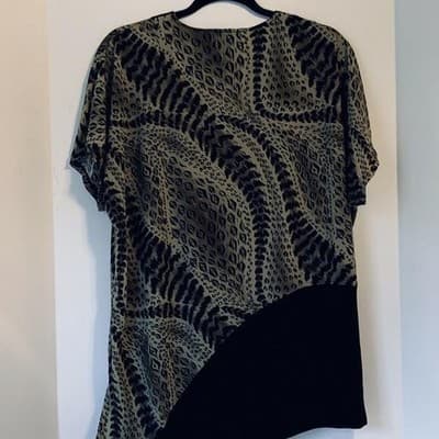 100% Feminin Paris Animal Print Asymmetrical V-Neck Tunic Top Black Tan - Thumbnail 3