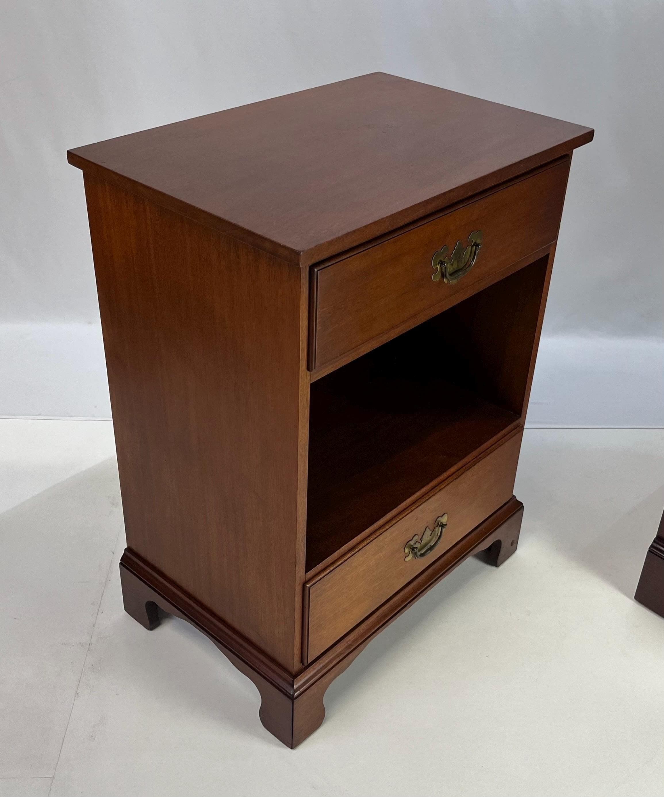 Vintage Chippendale Style Mahogany Open Cubby Nightstands - A Pair - Thumbnail 3