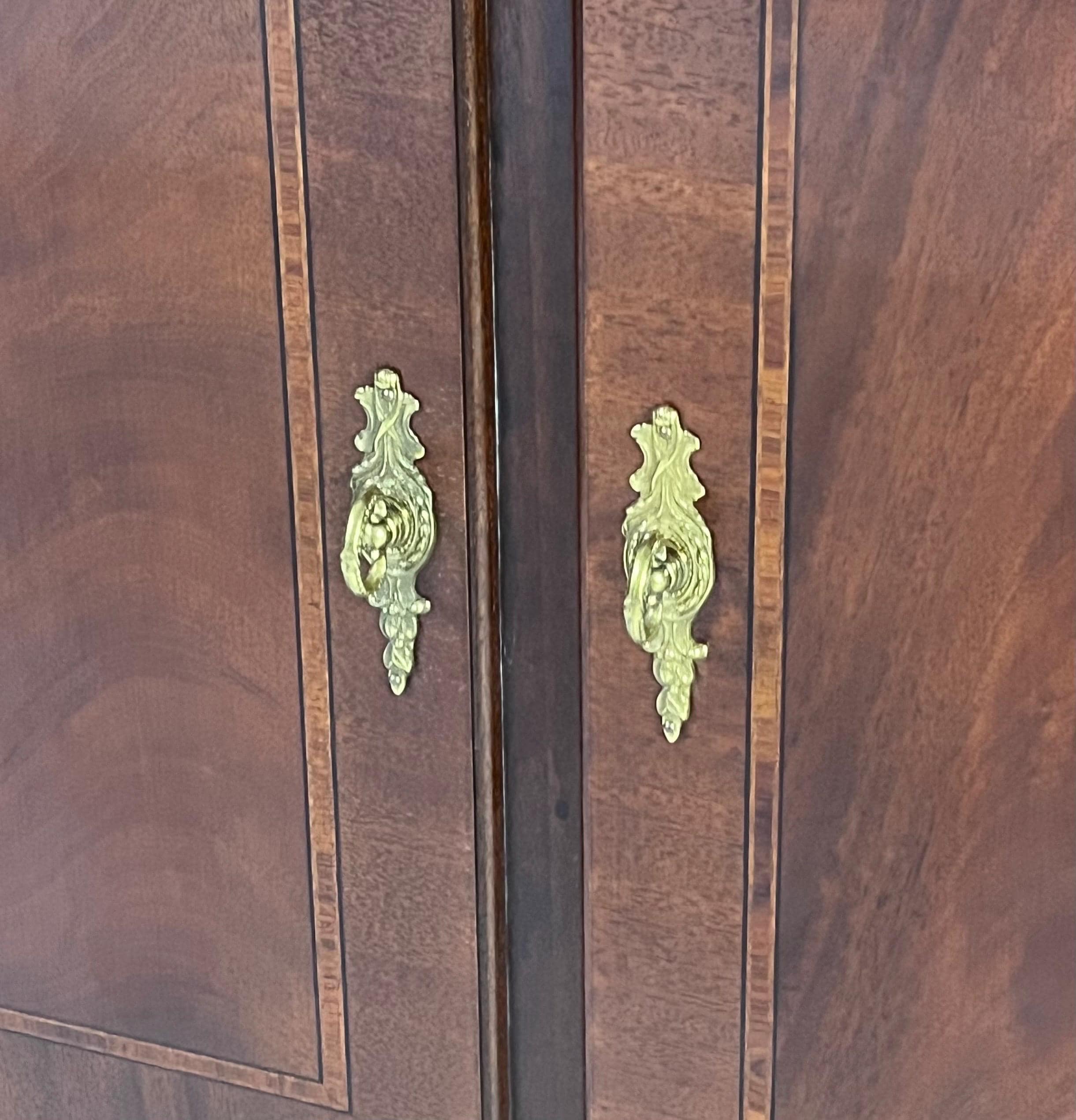 Vintage Ethan Allen Georgian Style Mahogany Breakfront China Cabinet - Thumbnail 8