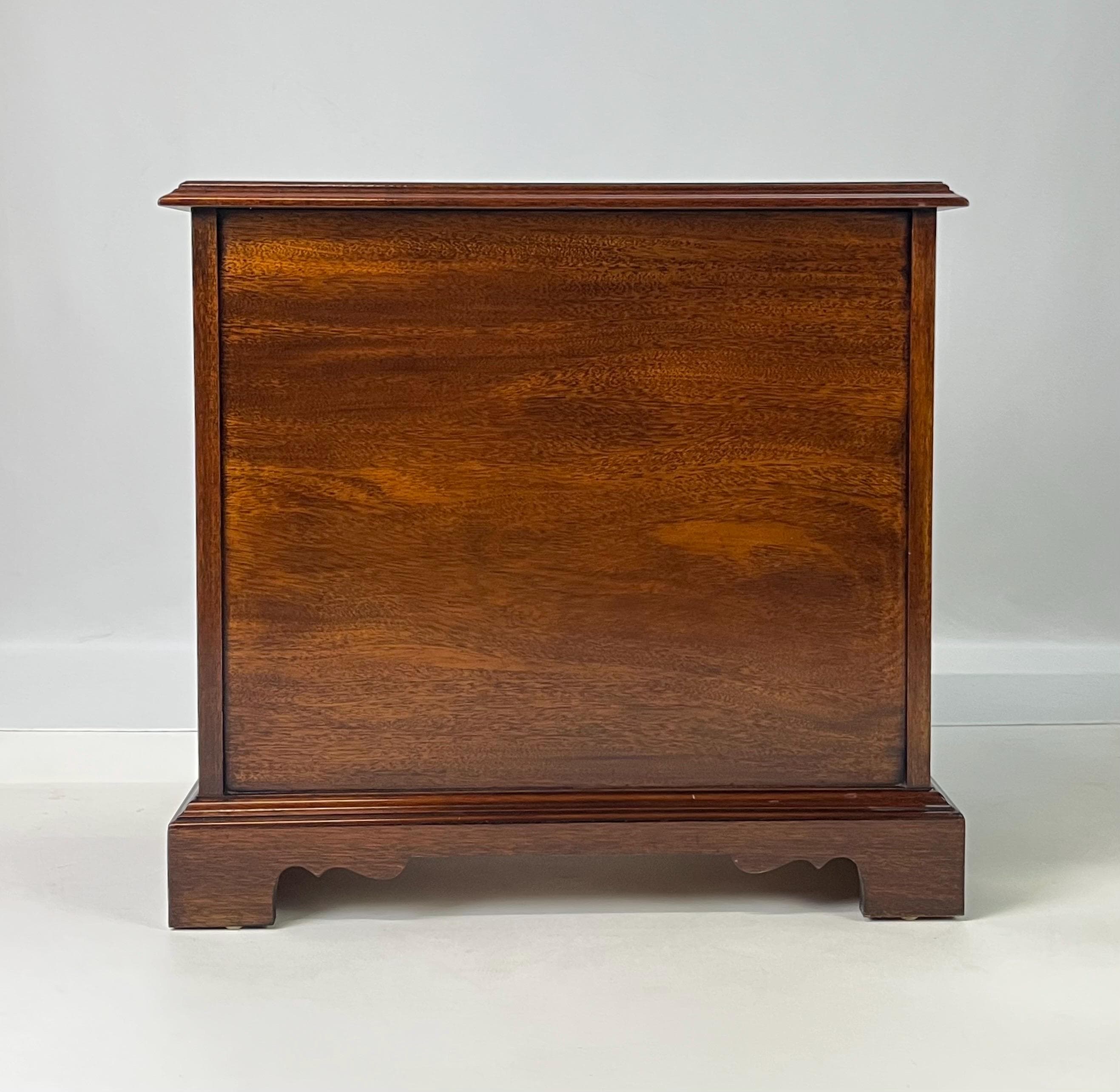 Councill Craftsmen Mahogany 4-Drawer Bedside Chest - Thumbnail 5