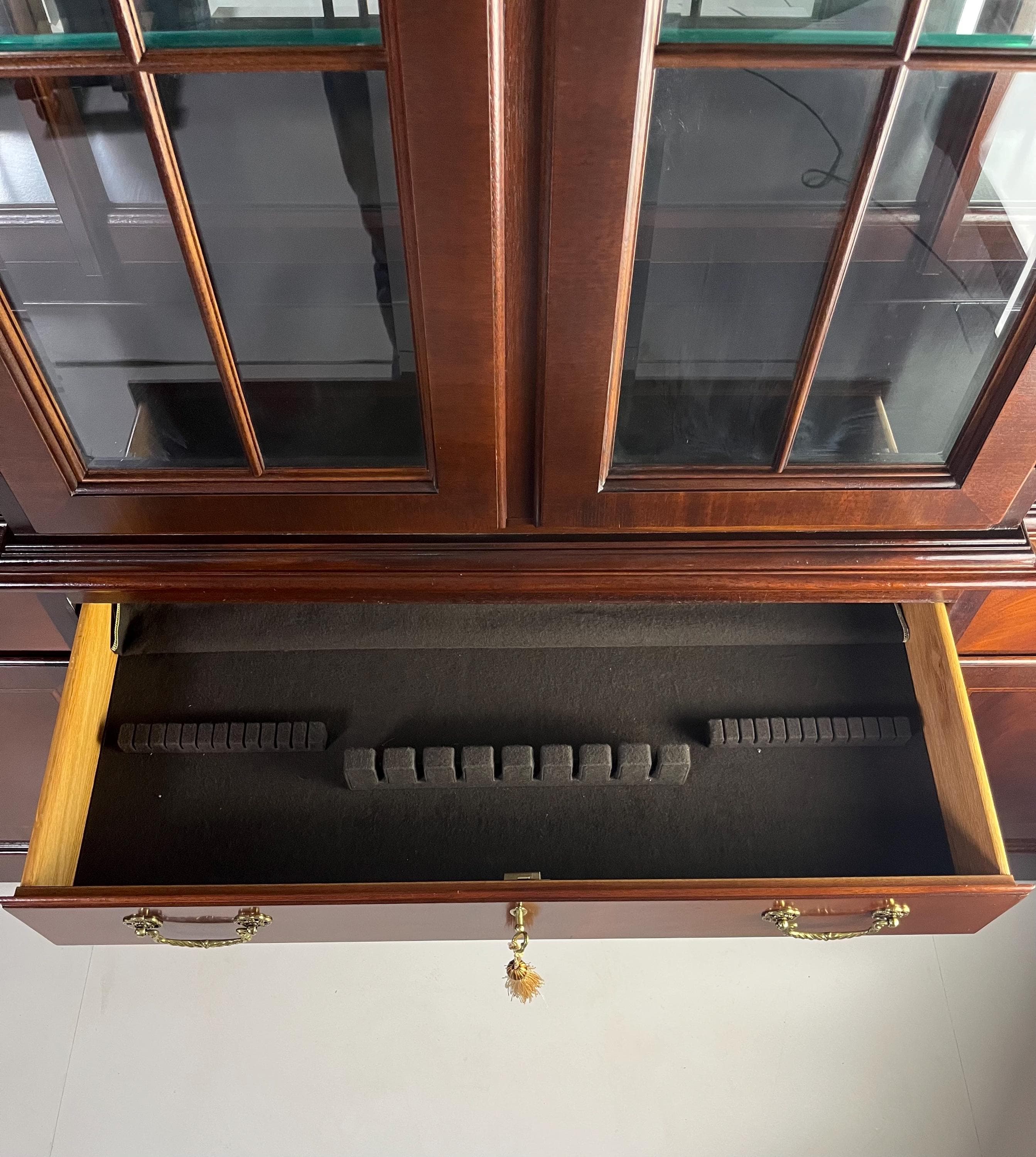 Vintage Ethan Allen Georgian Style Mahogany Breakfront China Cabinet - Thumbnail 14