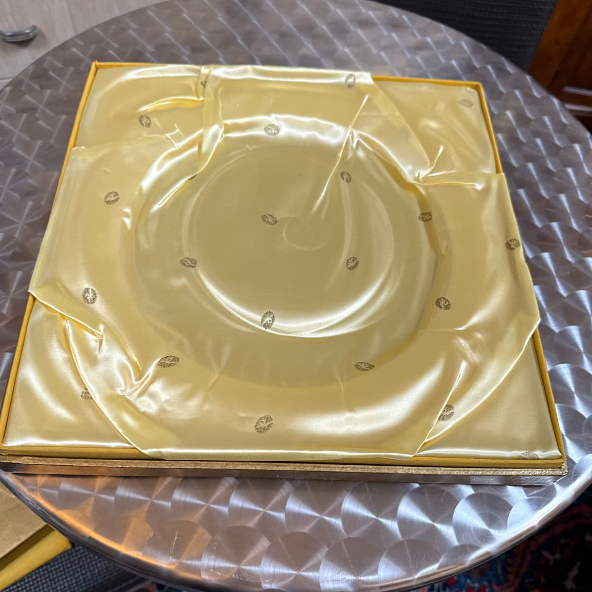 Circa 1977 Edna Hibel "Flower Girl of Provence" Limited Edition Collector's Plate - Thumbnail 13