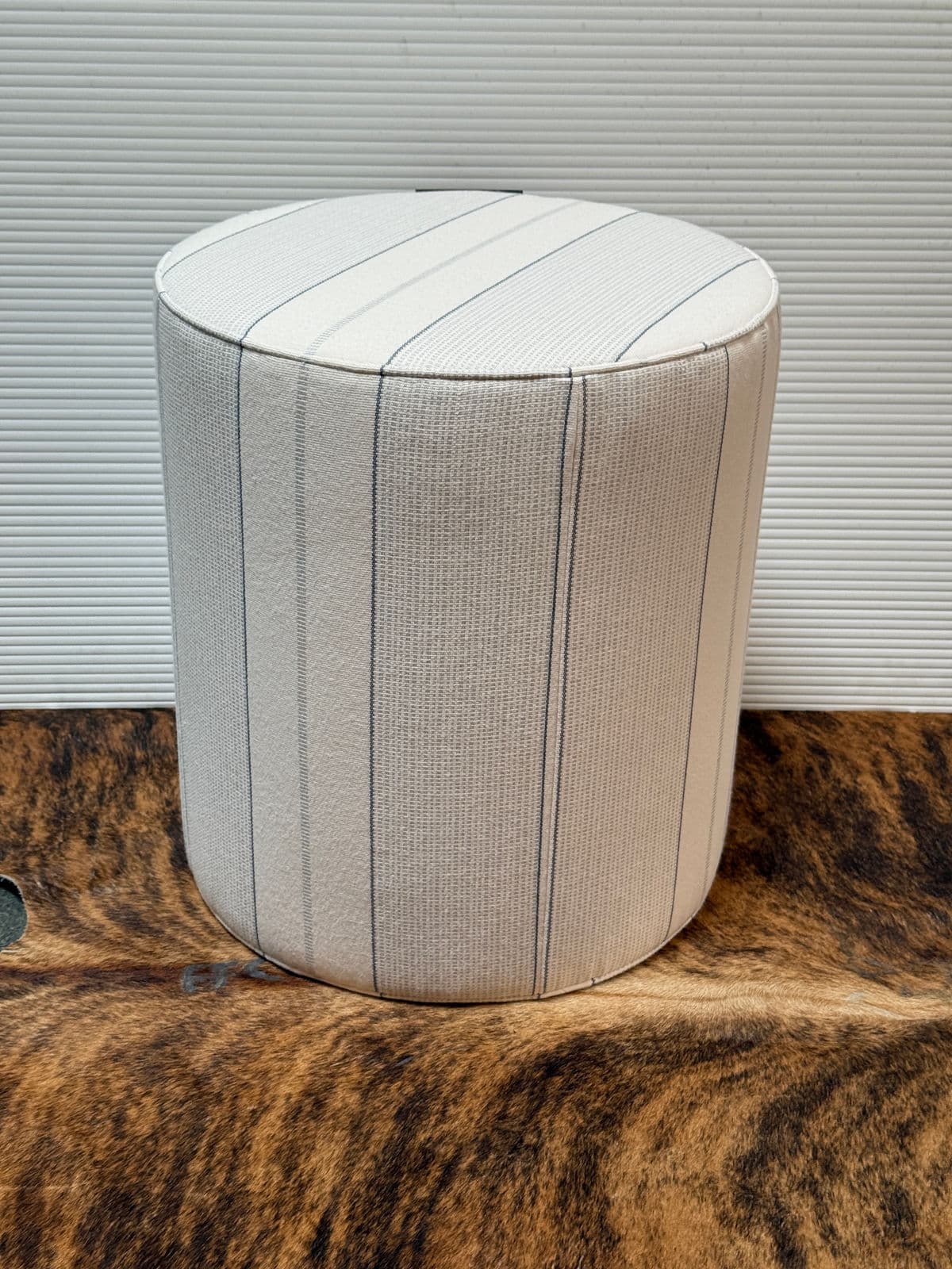 Lee Industries Sunbrella Drum Ottoman - Thumbnail 13