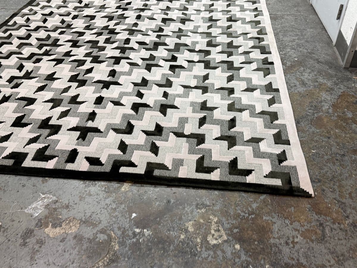 8ft X 10ft Tai Ping Omission 1 Wool and Silk Area Rug - Thumbnail 11