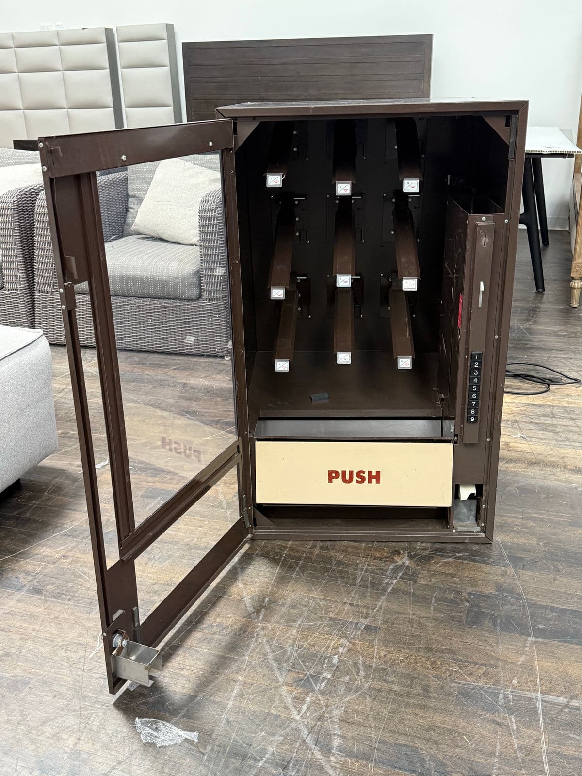 Tom's Table Top Vending Machine - Thumbnail 5