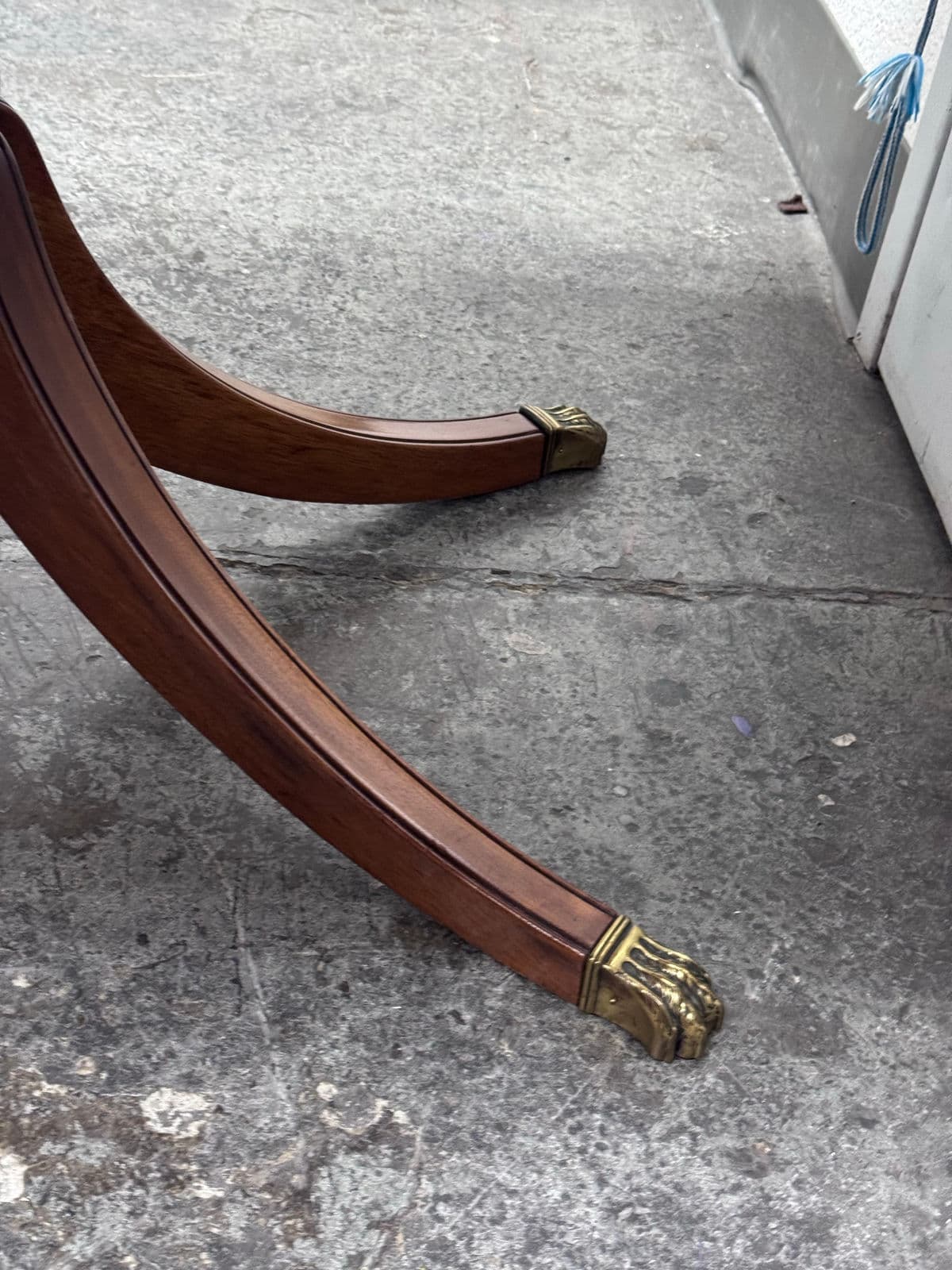Mid 20th Century Mahogany Drop Leaf Pedestal Table With Claw Brass Feet - Thumbnail 3