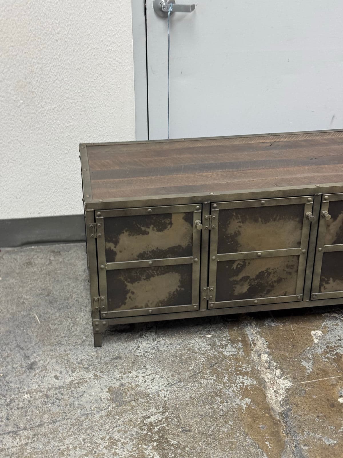 Combine9 Industrial Media Console - Thumbnail 4