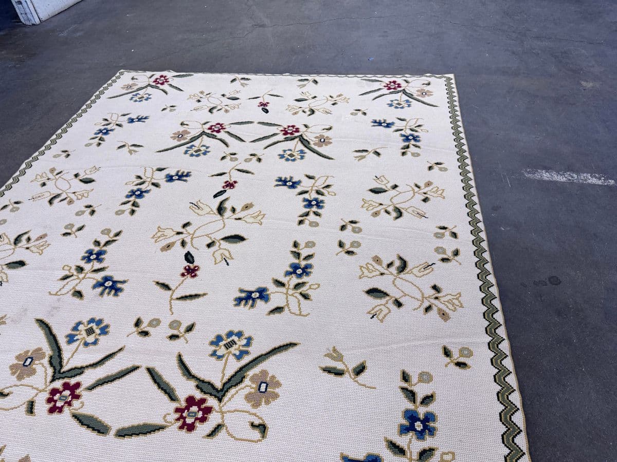 7ft 5in X 10ft Needlepoint Floral Area Rug - Thumbnail 4