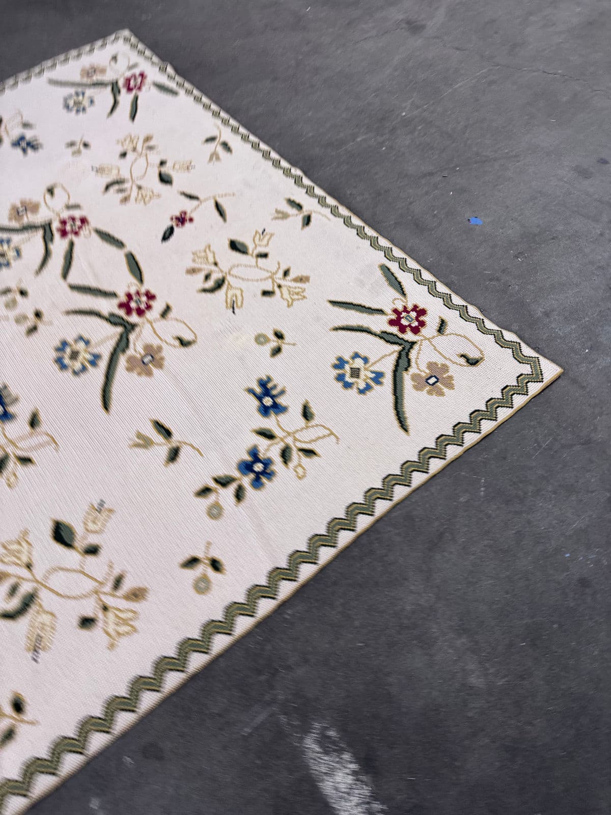 7ft 5in X 10ft Needlepoint Floral Area Rug - Thumbnail 7