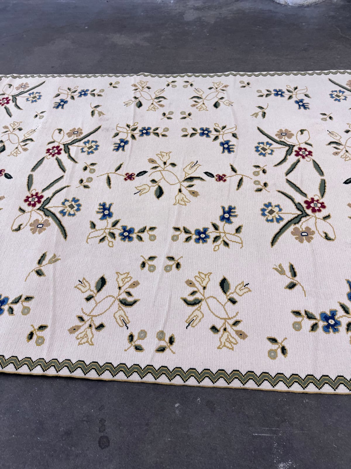 7ft 5in X 10ft Needlepoint Floral Area Rug - Thumbnail 5