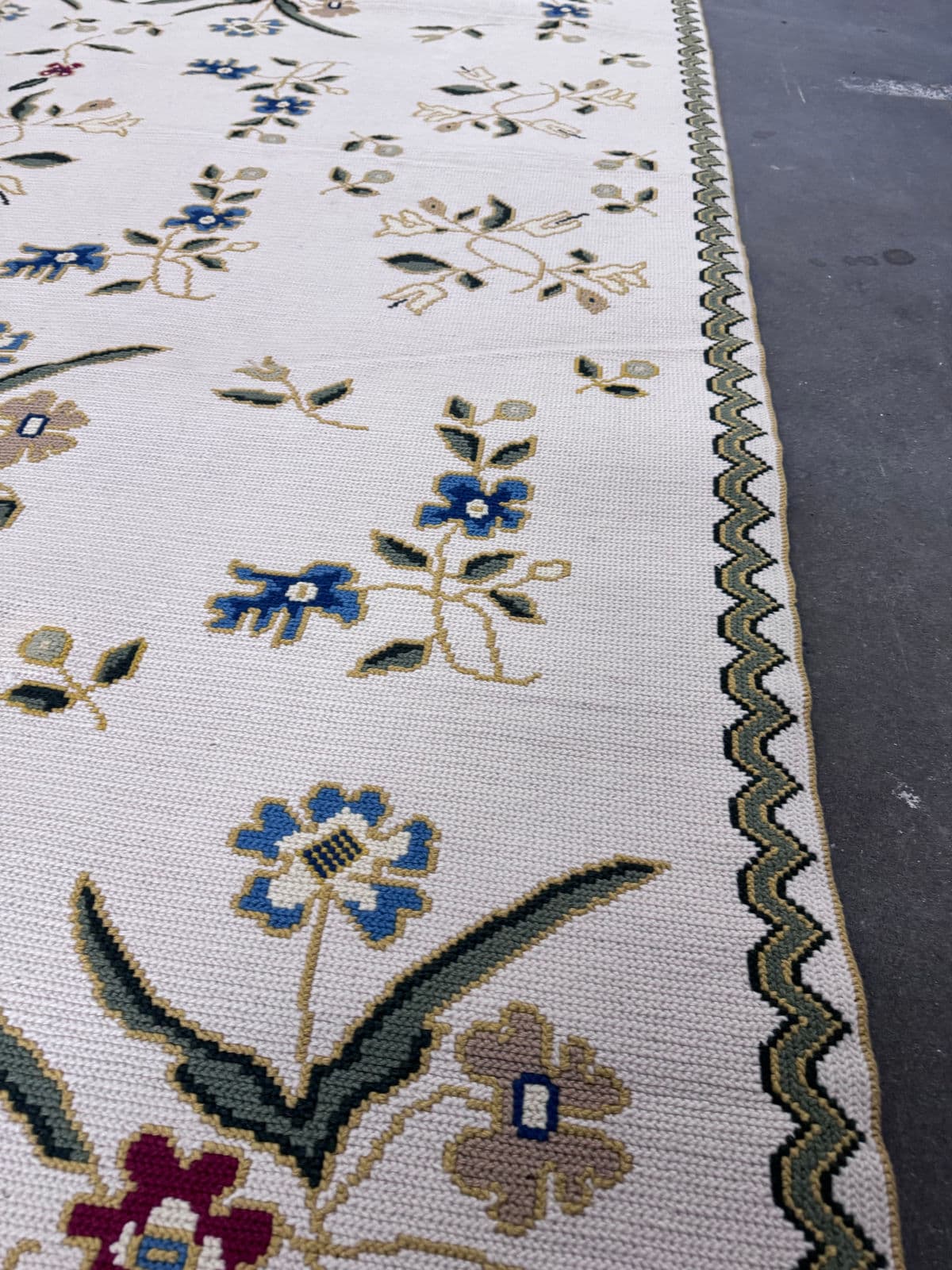 7ft 5in X 10ft Needlepoint Floral Area Rug - Thumbnail 13