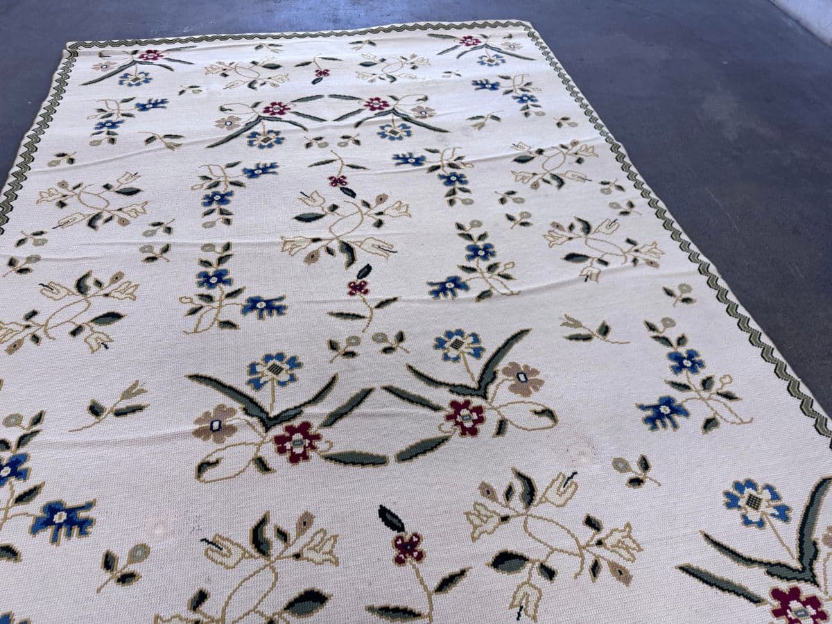 7ft 5in X 10ft Needlepoint Floral Area Rug - Thumbnail 3