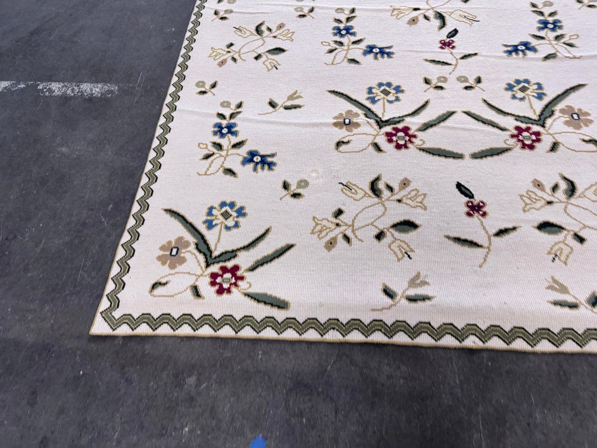 7ft 5in X 10ft Needlepoint Floral Area Rug - Thumbnail 11