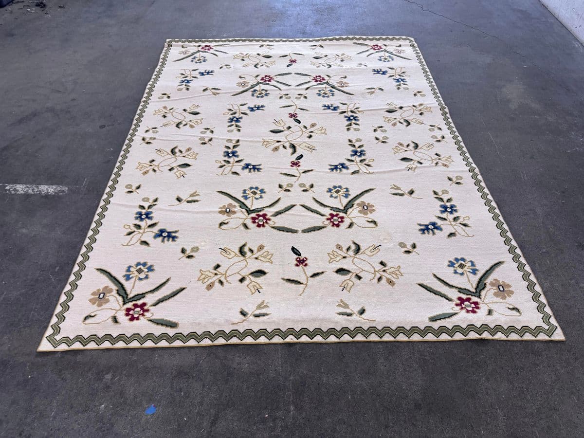 7ft 5in X 10ft Needlepoint Floral Area Rug - Thumbnail 10