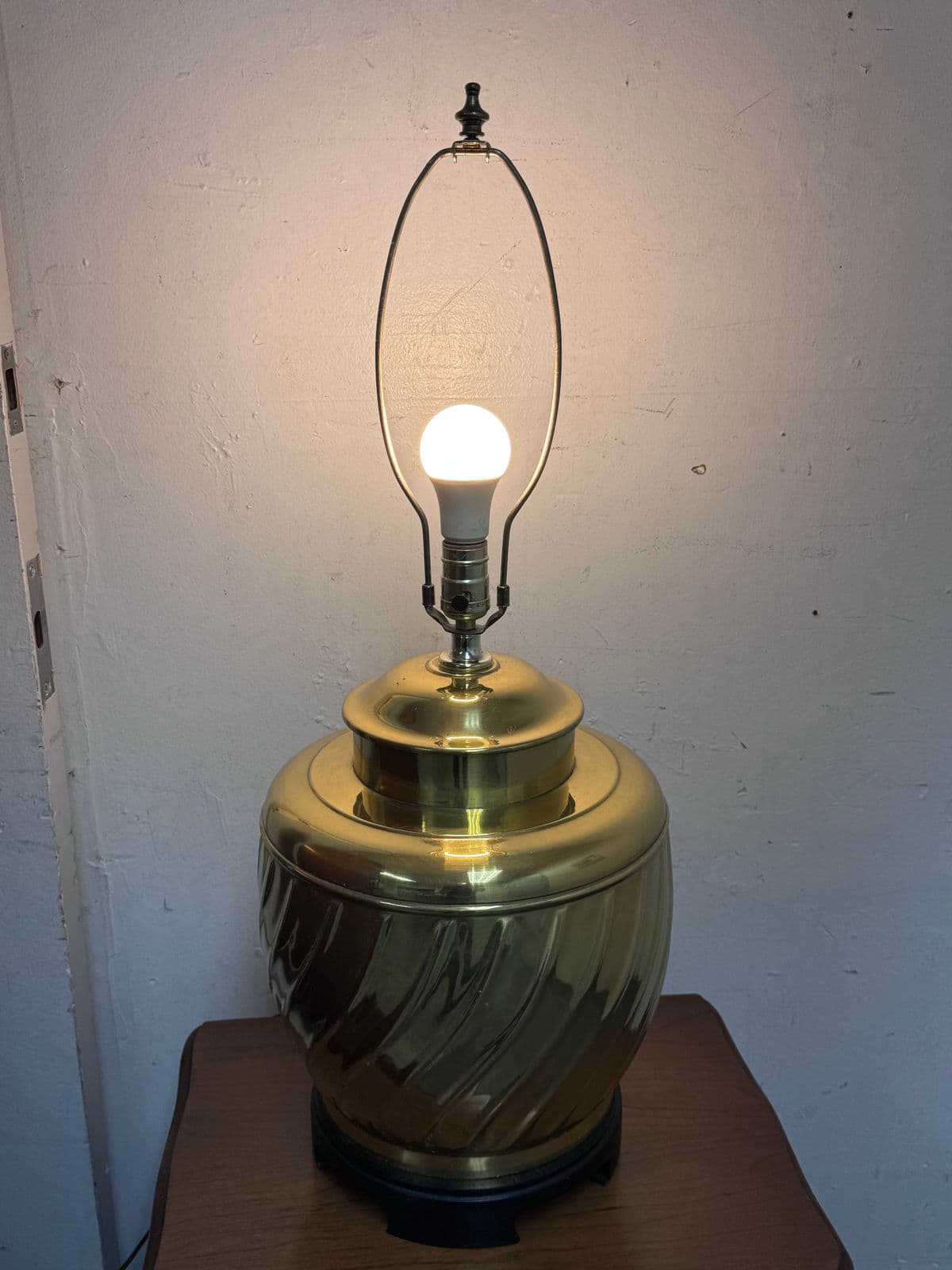 Vintage Polished Brass Swirl Urn Table Lamp - Thumbnail 3