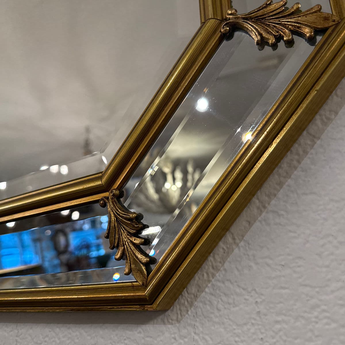 Late 20th Century Bombay Company Florence Italian Beveled Gold Gilt Octagonal Mirror. - Thumbnail 13