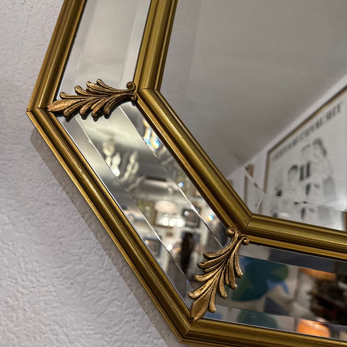 Late 20th Century Bombay Company Florence Italian Beveled Gold Gilt Octagonal Mirror. - Thumbnail 9