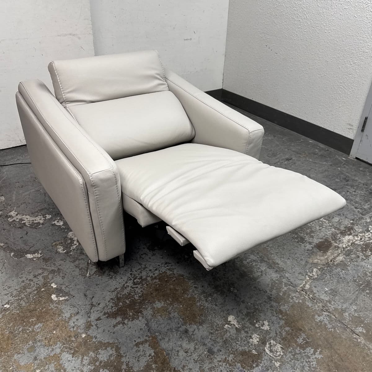 Loggia Showroom Athos Leather Power Recliner, Frozen - Thumbnail 12