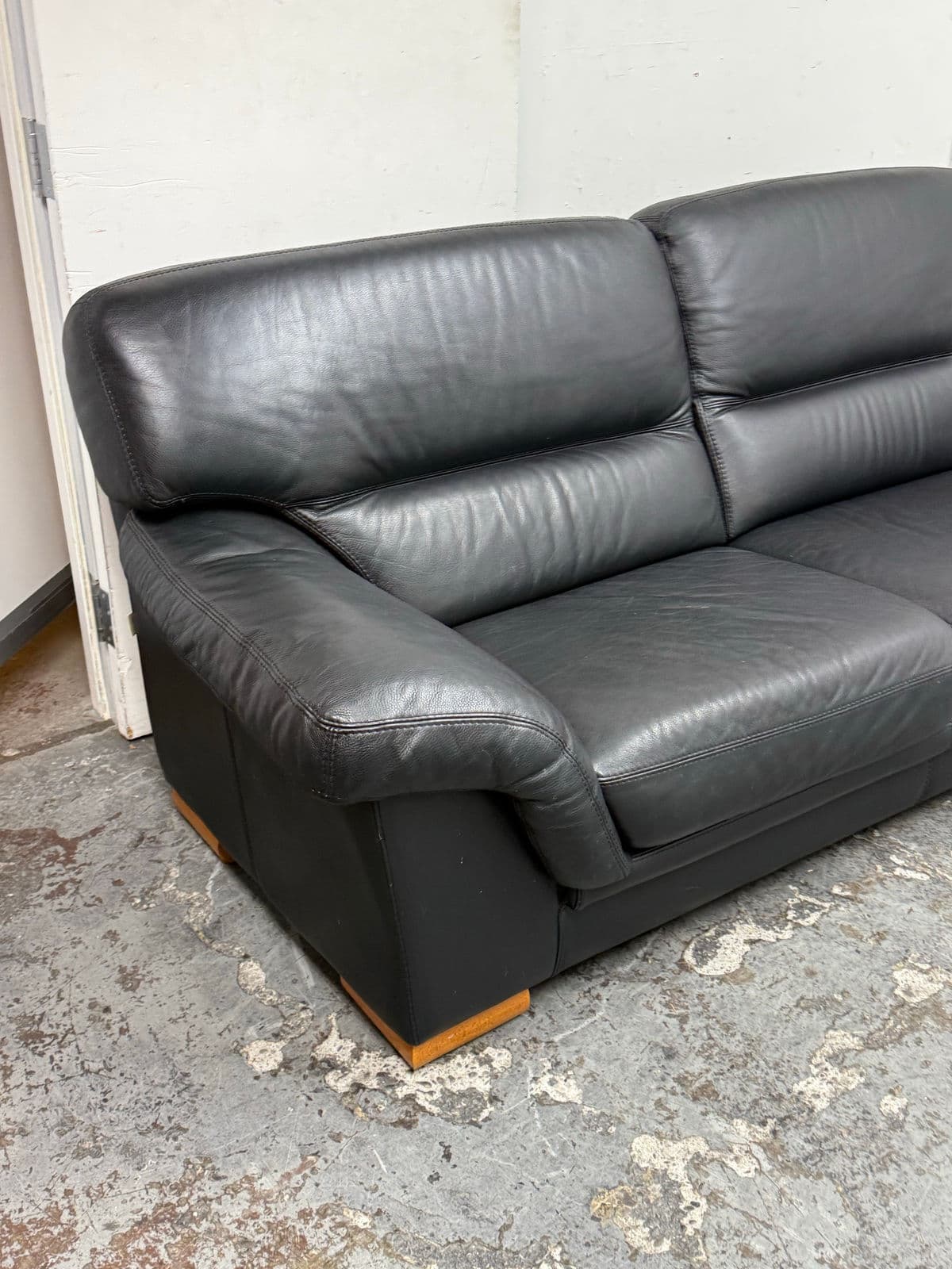 Gamma Arredamenti Full-Grain Leather Italian Sofa, Black - Thumbnail 9