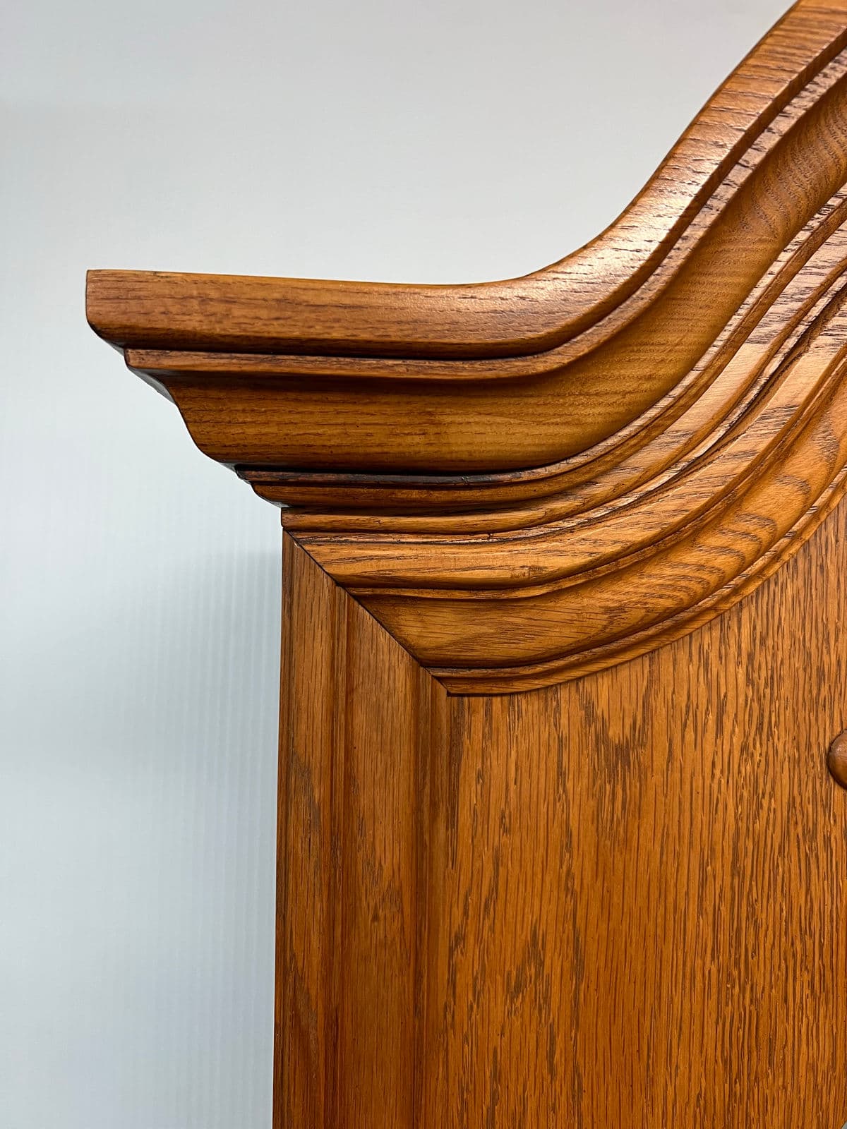 Pulaski Traditional Oak Wood Curio Cabinet - Thumbnail 4