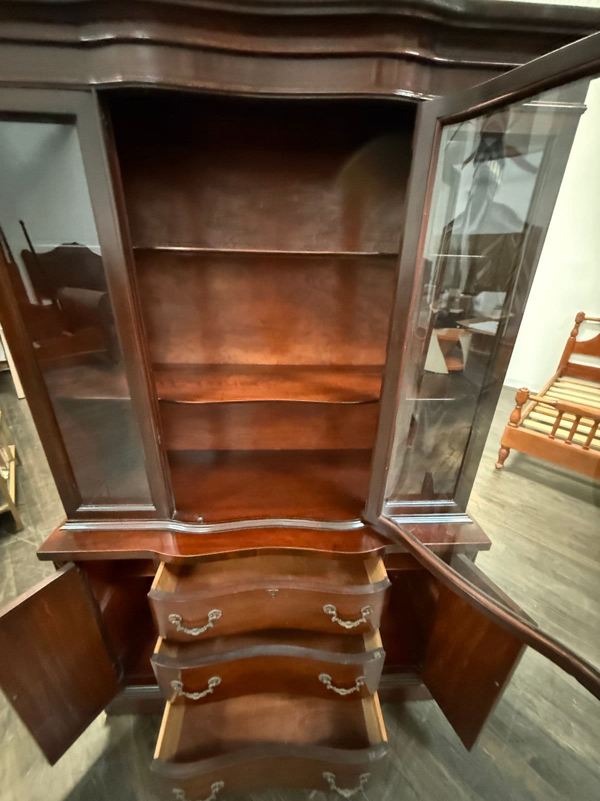 Late 20th Century Mahogany China Cabinet - Thumbnail 4