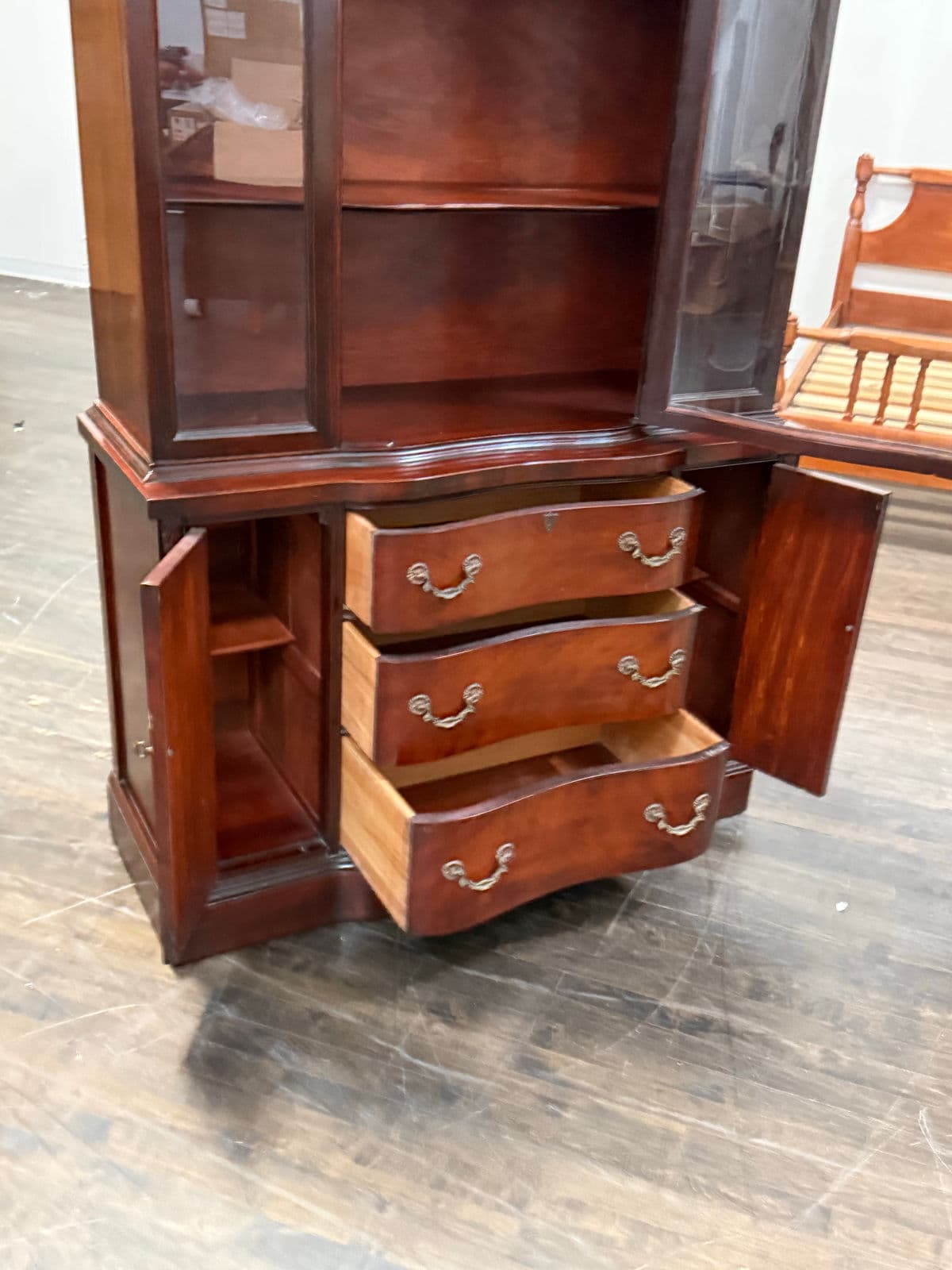 Late 20th Century Mahogany China Cabinet - Thumbnail 11