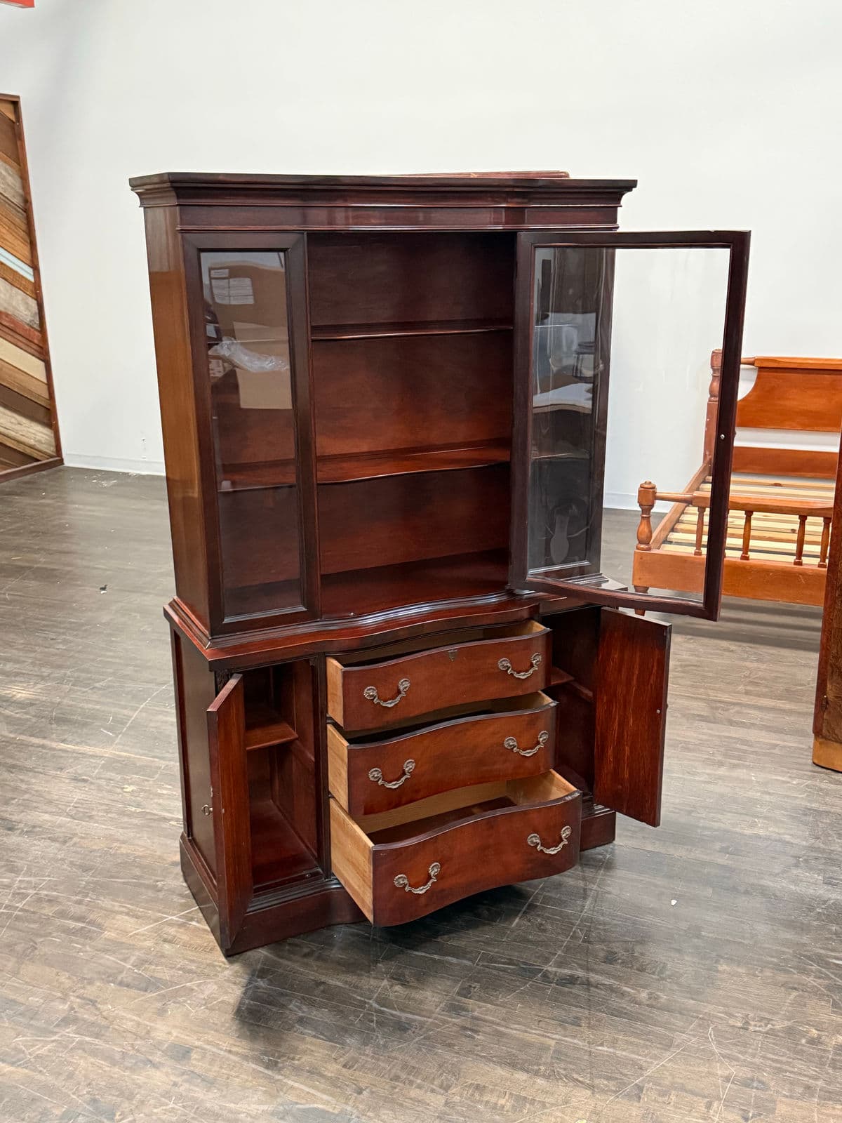 Late 20th Century Mahogany China Cabinet - Thumbnail 10