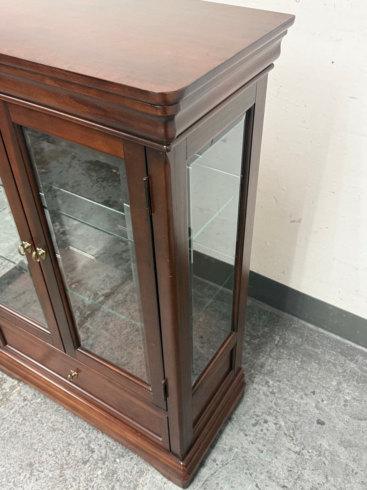 Shenandoah Valley Furniture Company Curio Cabinet - Thumbnail 4