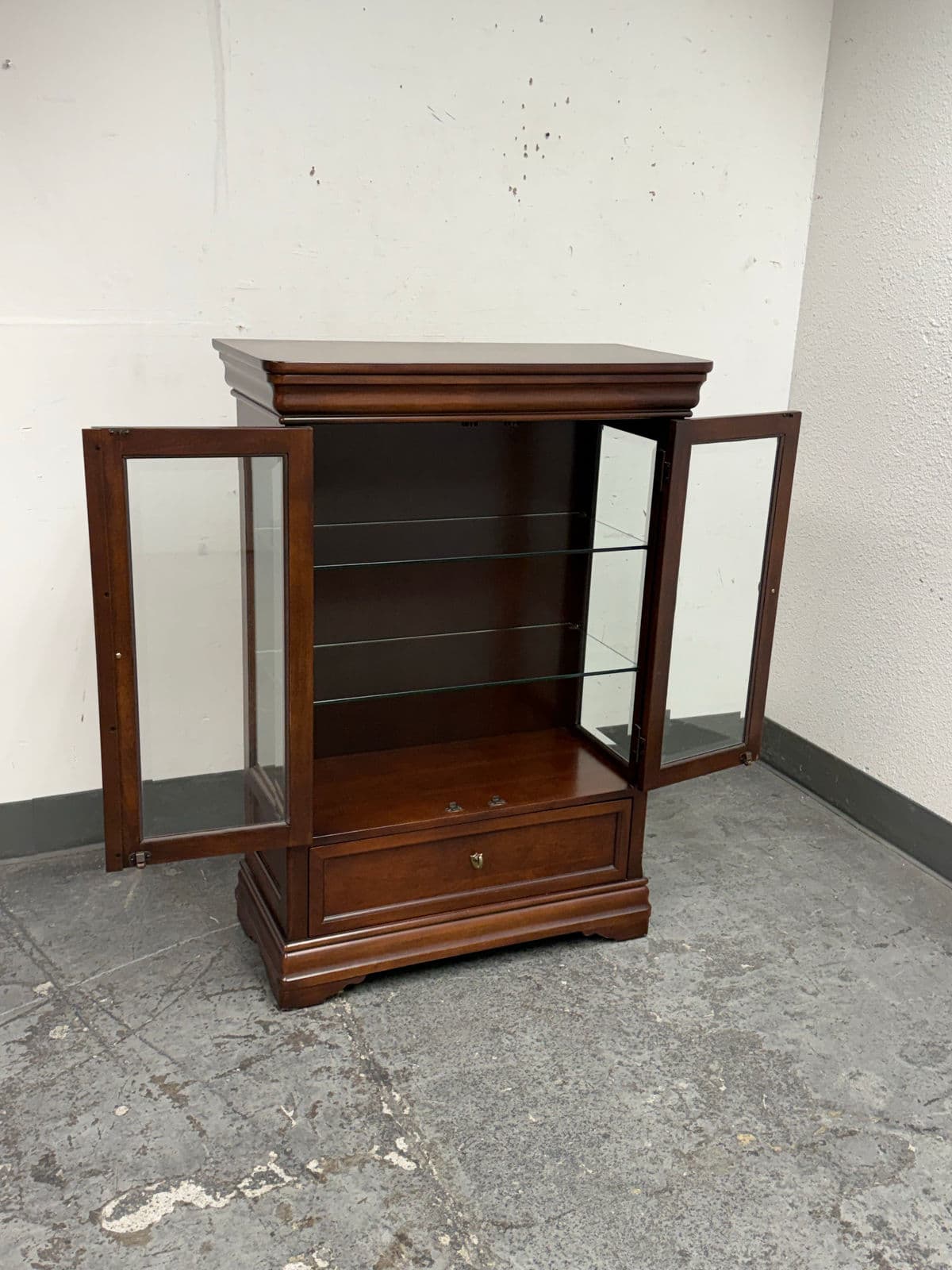 Shenandoah Valley Furniture Company Curio Cabinet - Thumbnail 3