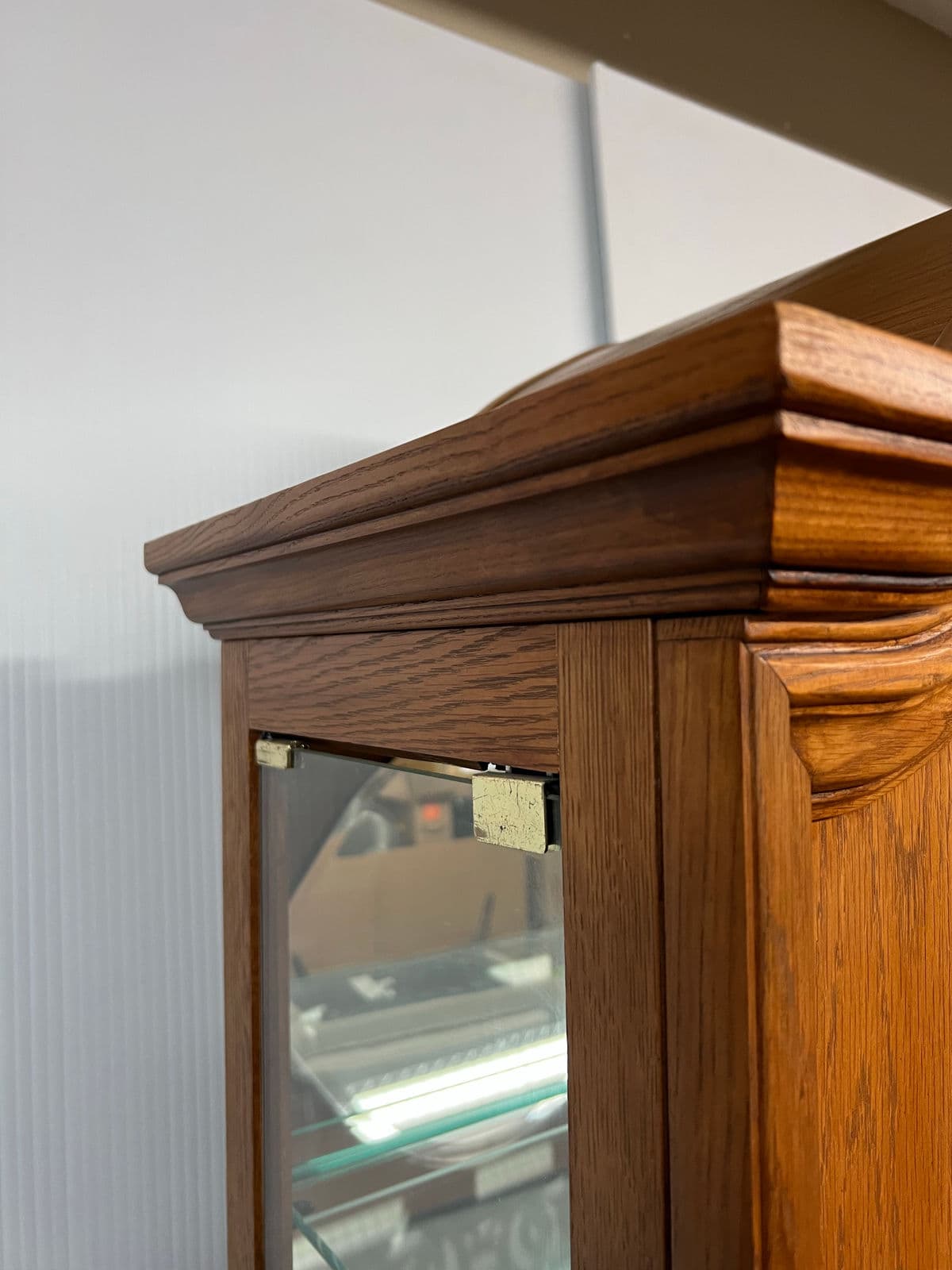 Pulaski Furniture English Oak Lighted Curio Cabinet - Thumbnail 12