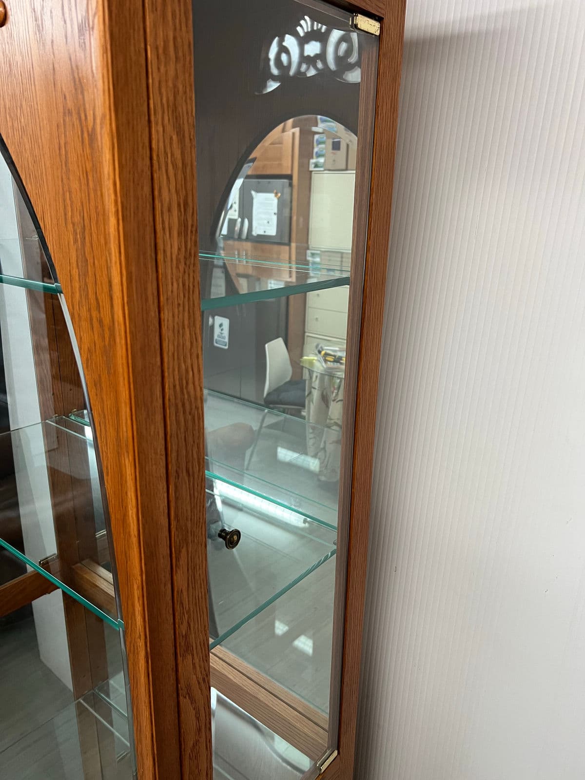 Pulaski Furniture English Oak Lighted Curio Cabinet - Thumbnail 13