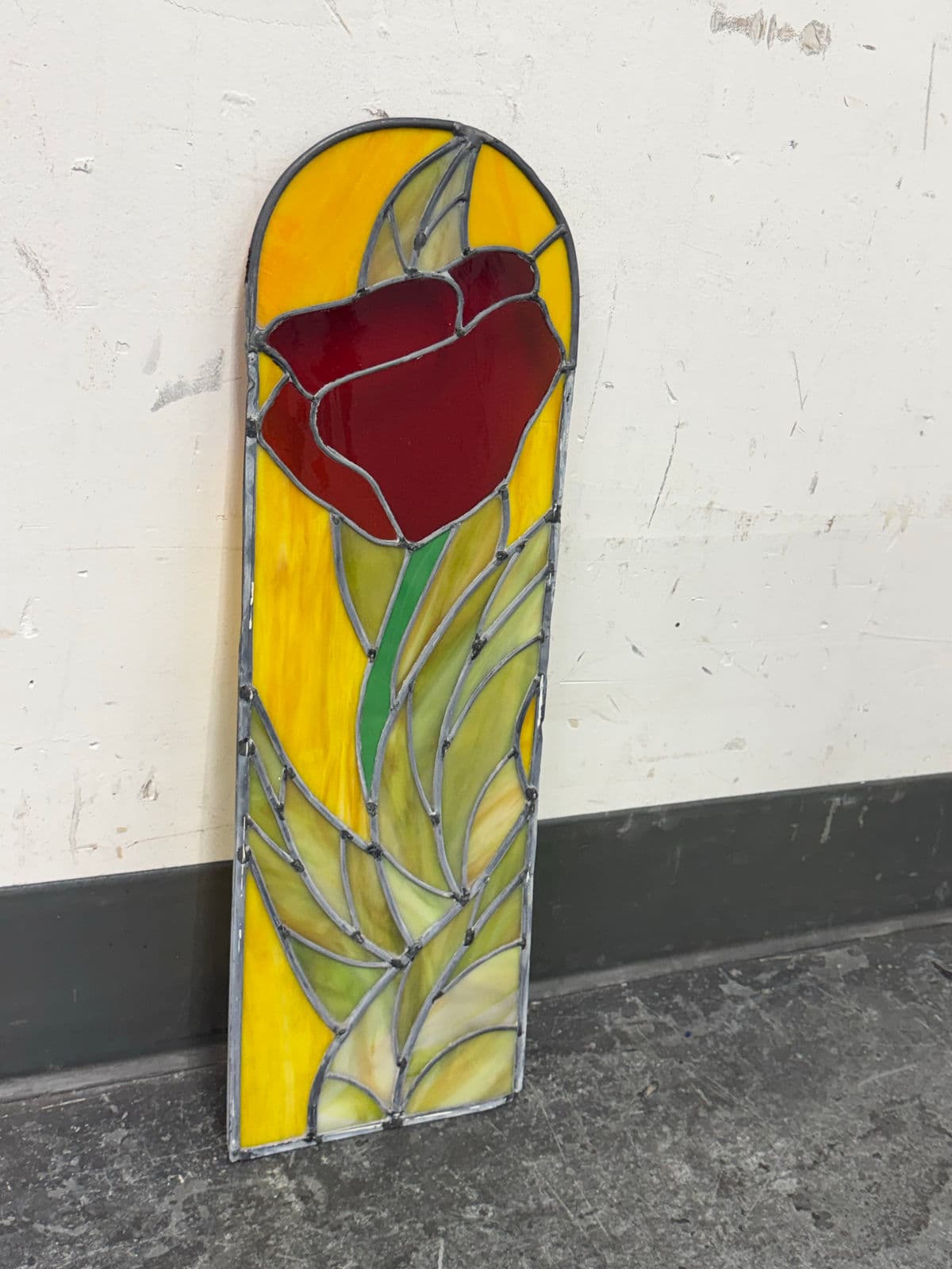 Circa 1978 Gene LeLonde Red Tulip Stained Glass Panel - Thumbnail 4
