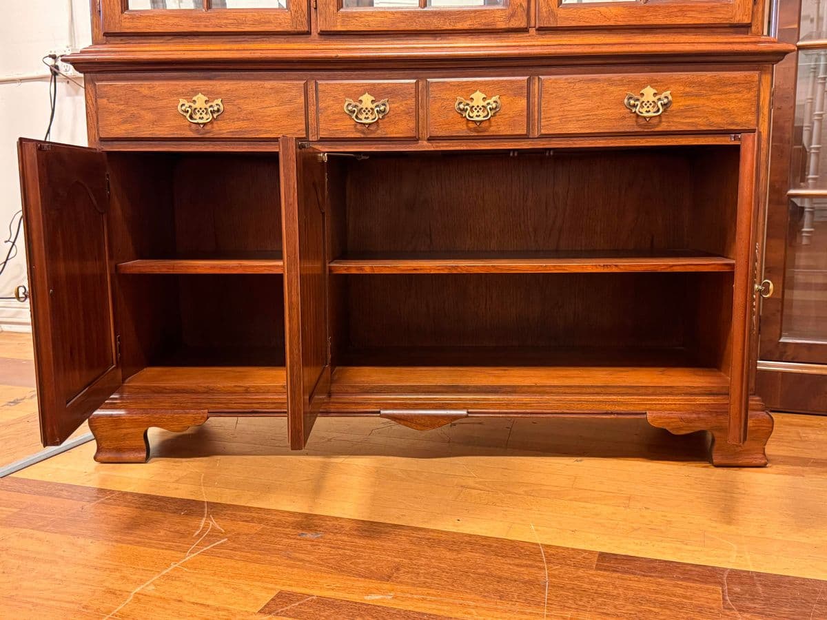 Drexel Heritage Late 20th Century China/ Display Hutch - Thumbnail 3