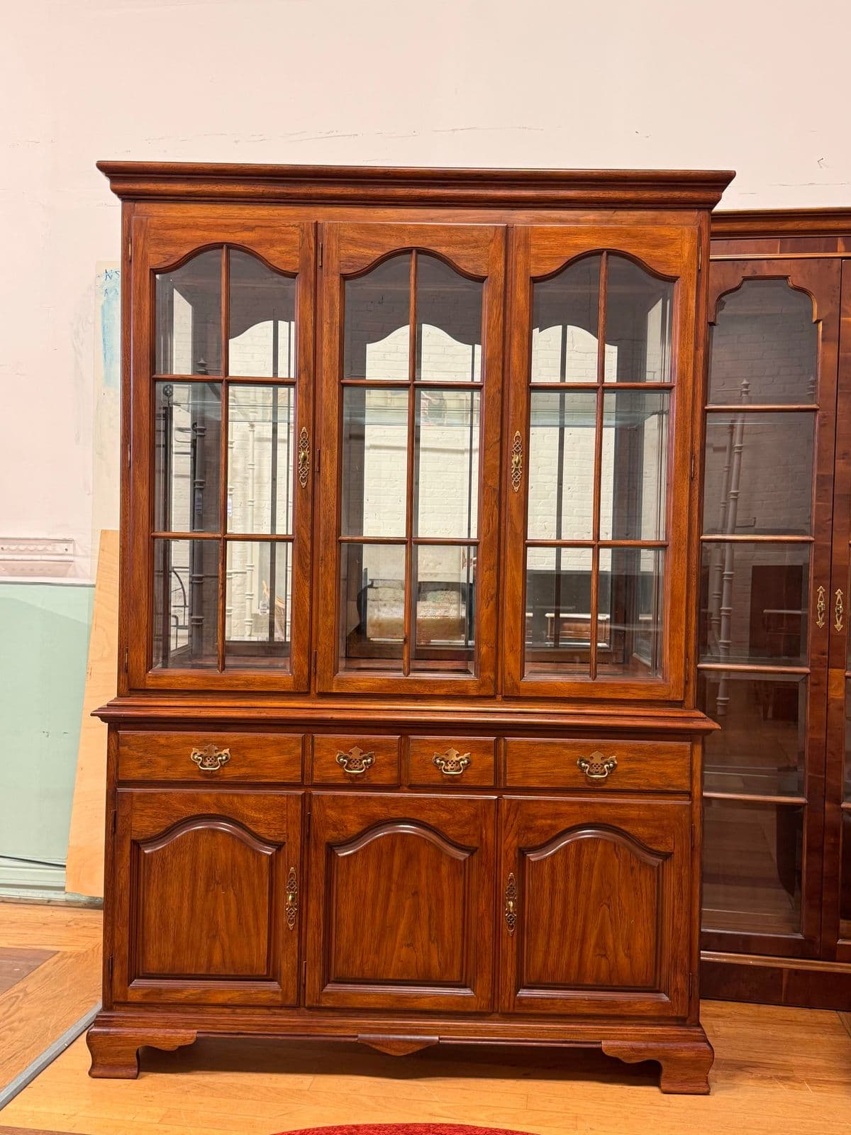 Drexel Heritage Late 20th Century China/ Display Hutch - Thumbnail 9