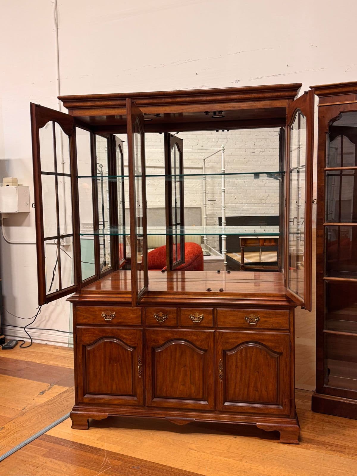 Drexel Heritage Late 20th Century China/ Display Hutch - Thumbnail 4