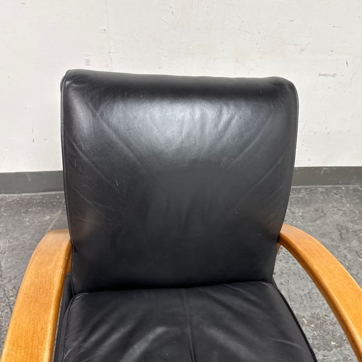 Sam Moore Arizona Onyx Leather + Tawny Finish Wood Recliner - Thumbnail 12