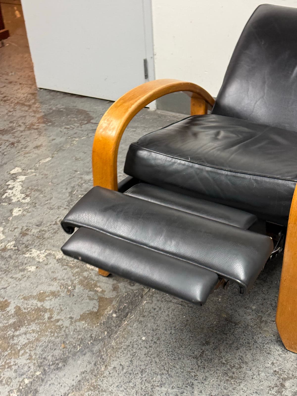 Sam Moore Arizona Onyx Leather + Tawny Finish Wood Recliner - Thumbnail 5