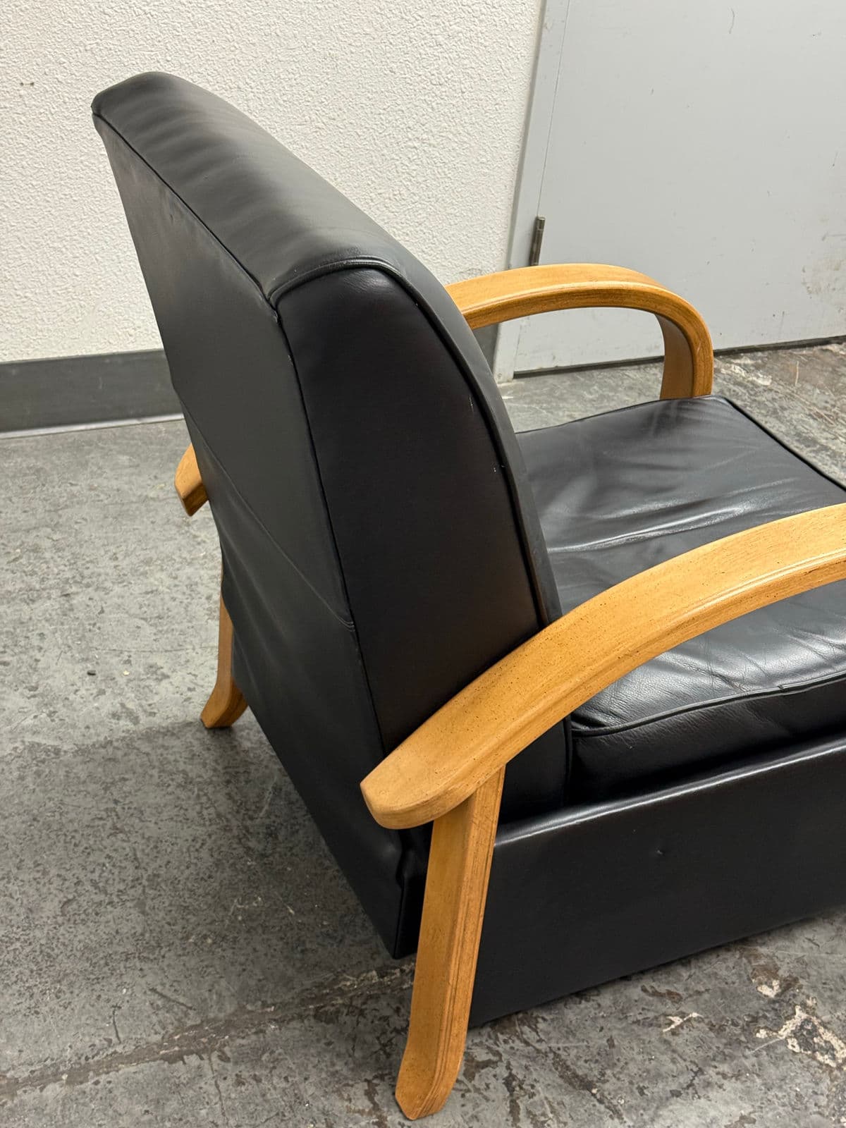 Sam Moore Arizona Onyx Leather + Tawny Finish Wood Recliner - Thumbnail 10