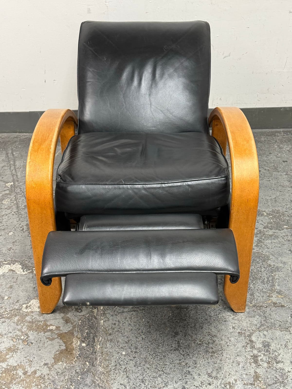 Sam Moore Arizona Onyx Leather + Tawny Finish Wood Recliner - Thumbnail 8