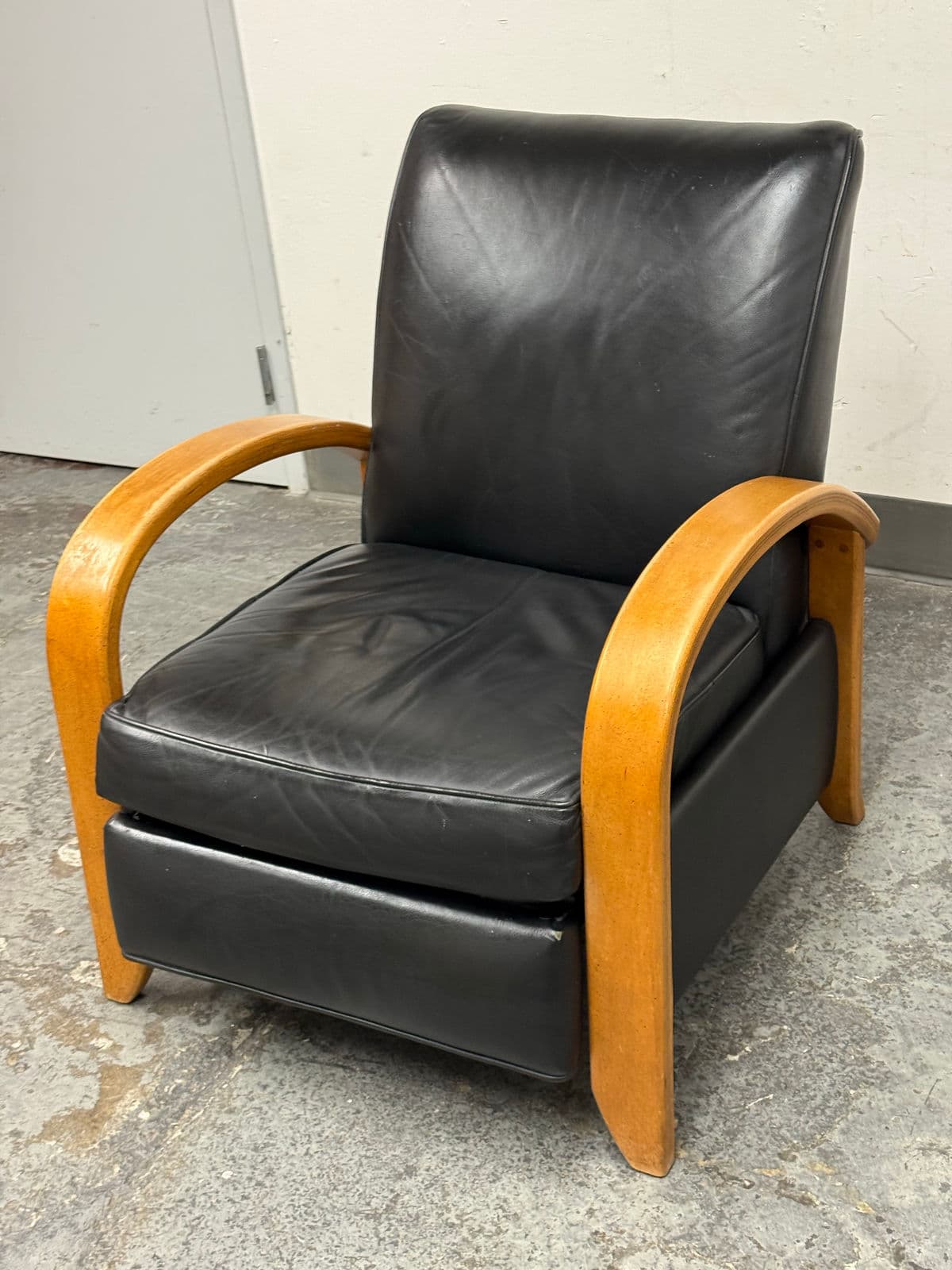 Sam Moore Arizona Onyx Leather + Tawny Finish Wood Recliner - Thumbnail 4