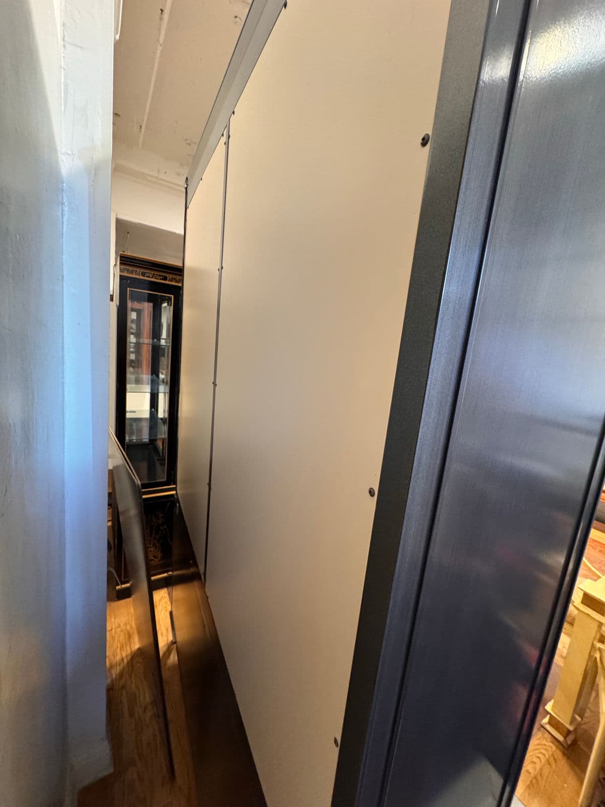 Swaim China Display Cabinet - Thumbnail 11