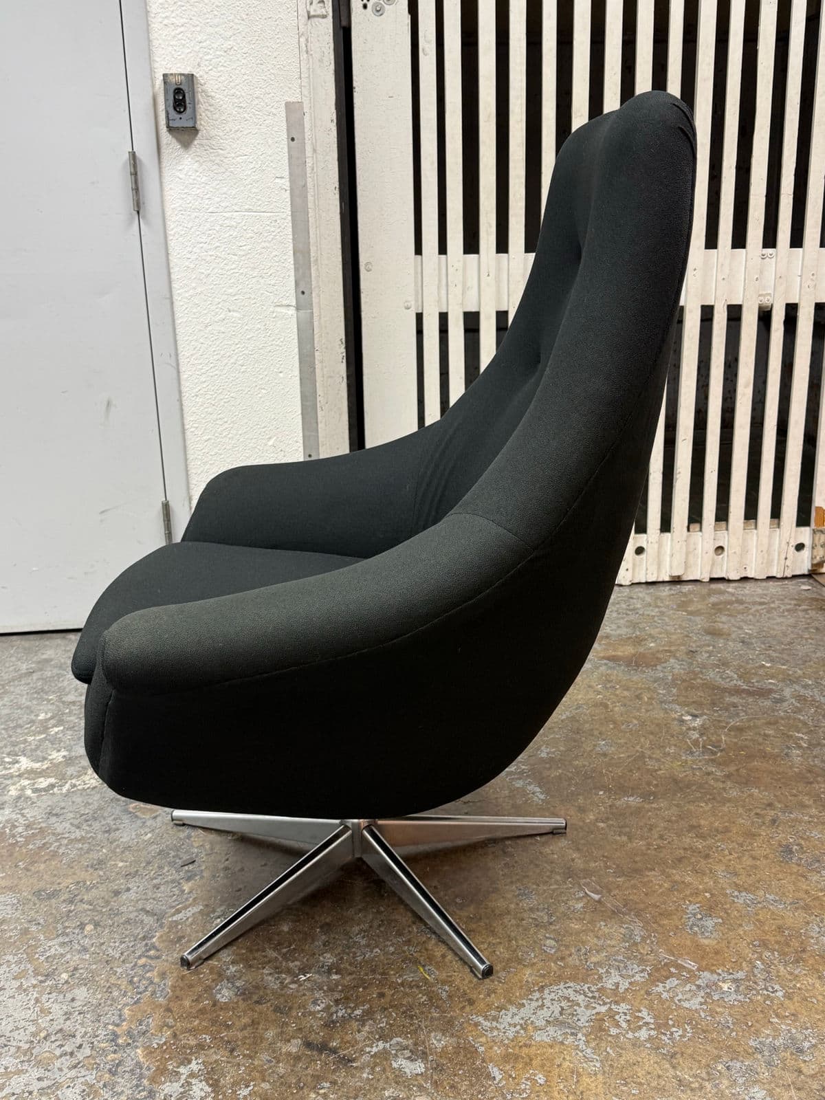 Vintage Mid Century Modern Swivel Chair - Thumbnail 5