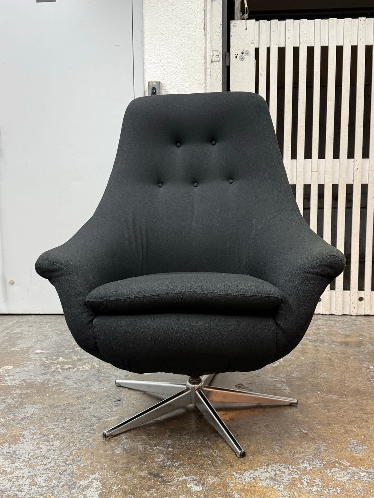 Vintage Mid Century Modern Swivel Chair - Thumbnail 3