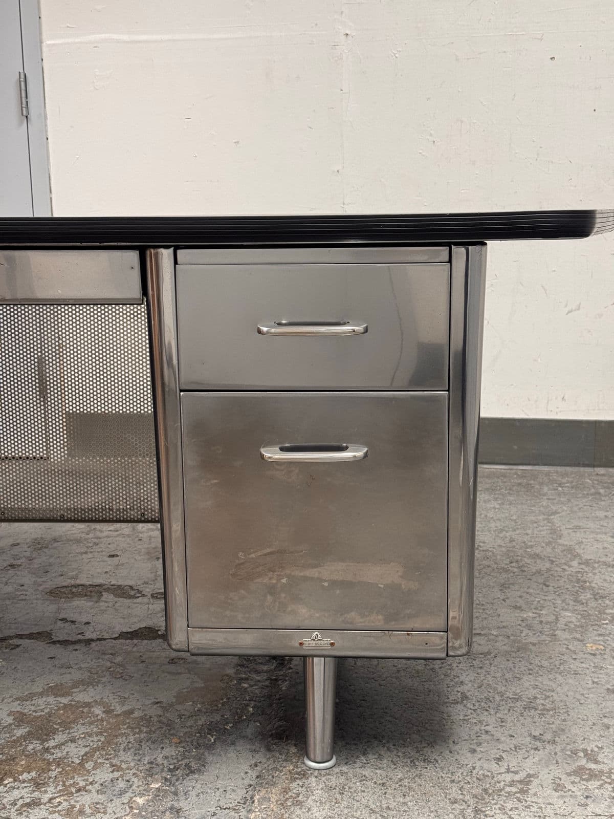 Mid 20th Century All Steel Equipment Tanker Desk - Thumbnail 9