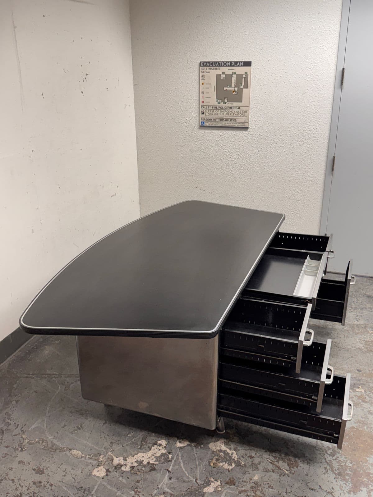 Mid 20th Century All Steel Equipment Tanker Desk - Thumbnail 11